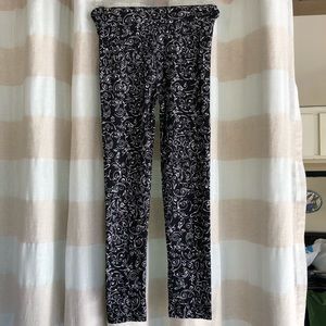 LuLaRoe Bottoms - Lularoe Black White Scrolls L/XL Kids Leggings LuLaRoe Bottoms - Lularoe Black White Scrolls L/XL Kids Leggings